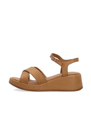 Braune Keilsandalette mit überkreuzten Riemen über den Zehen und verstellbarem Knöchelriemen mit Schnalle, gepolsterte Sohle, Seitenansicht.