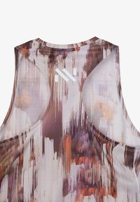 Αμάνικο αθλητικό τοπ με καφέ, μπεζ και πορτοκαλί αφηρημένο σχεδιασμό γραμμών και λευκό γεωμετρικό λογότυπο στο πάνω μέρος της πλάτης.