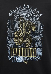 Αφηρημένο σχέδιο λιονταριού σε φυλετικό στυλ σε κίτρινο και ανοιχτό μπλε με τη λέξη «PUMA» σε κεφαλαία γράμματα πάνω σε μαύρο φόντο.