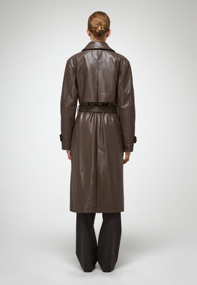 Bruine leren trenchcoat met een ceintuur in de taille, lange mouwen en een klassieke kraag. Glad textuur en minimalistisch ontwerp.