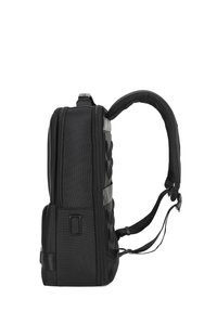 Zaino nero con pannello laterale testurizzato, spallacci imbottiti e doppie cerniere. Presenta una forma rettangolare elegante con manici rinforzati.