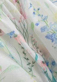 Leichtes, durchsichtiges Gewebe mit einem floralen Muster in sanften Pastelltönen auf weißem Hintergrund. Beinhaltet rosa, blaue und grüne Akzente.