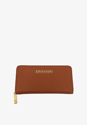 Portafoglio marrone in pelle con texture, chiusura con zip su tutto il perimetro, cursore della zip in oro e logo Ermanno Scervino in oro al centro della parte frontale.