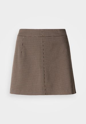 Brūna un melna houndstooth raksta mini svārki ar taisnu piegriezumu un priekšējo šuvju detaļu uz baltas fona.