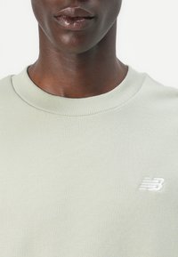 New Balance SPORT ESSENTIALS CREW UNISEX - Sweater - green
