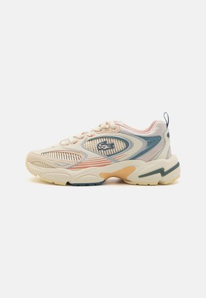 Zapatilla casual blanca y azul pastel con paneles de malla, suela gruesa de goma, lengüeta en el talón y un logo de cocodrilo en el lateral.