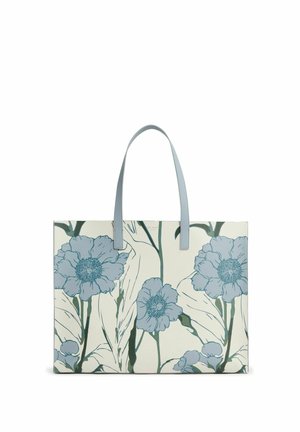 Borsa shopper color crema con grande stampa floreale blu e manici azzurri su sfondo bianco.