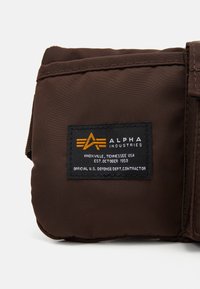 Alpha Industries CREW UTILITY BAG UNISEX - Marsupio - hunter brown