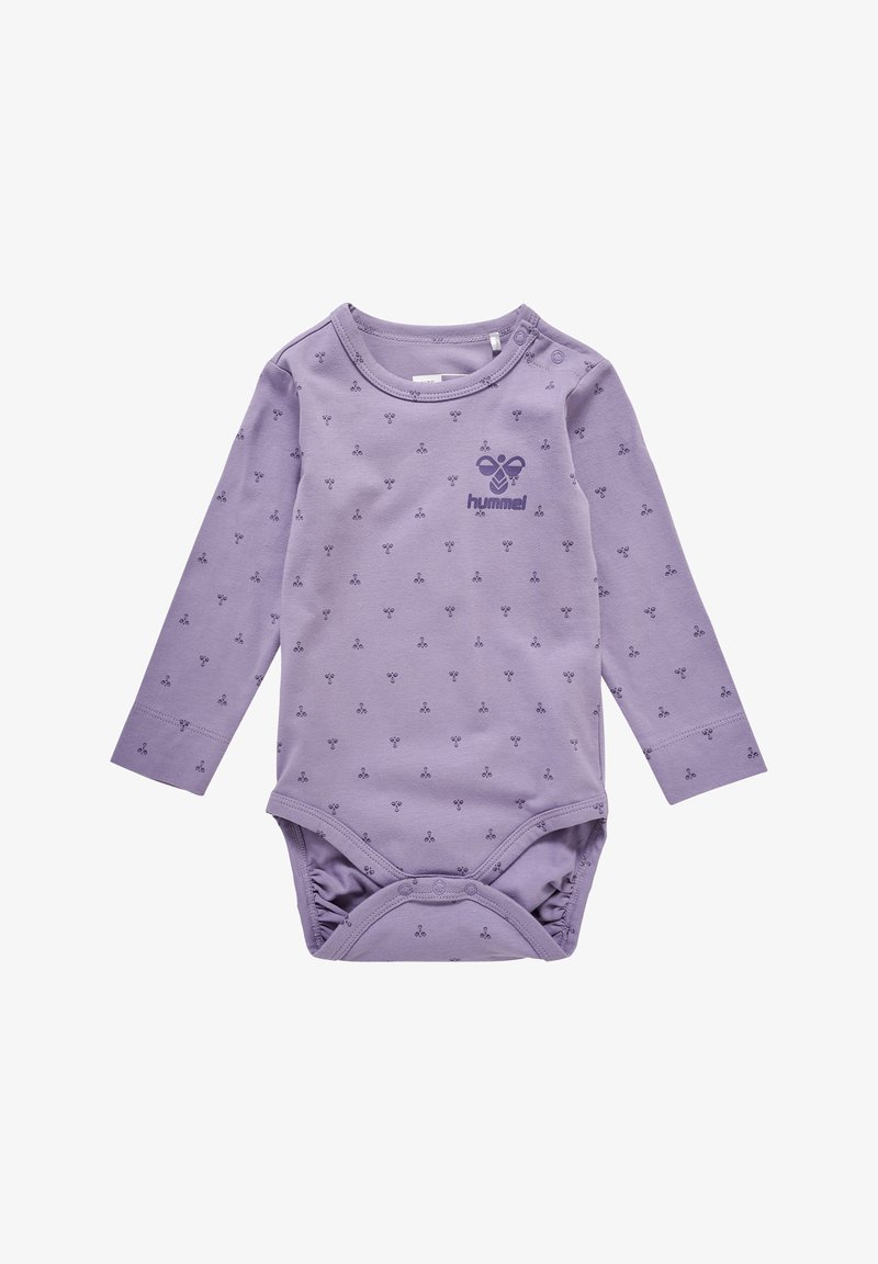 Lila långärmad bodysuit i mjuk bomull. Har små mörklila mönster och knappstängningar vid axeln och botten.