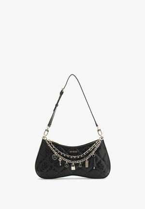 Sac à main matelassé noir de Guess avec bandoulière en cuir réglable, chaîne en or et breloques comprenant un cœur, une clé, un cadenas et des étiquettes logo.