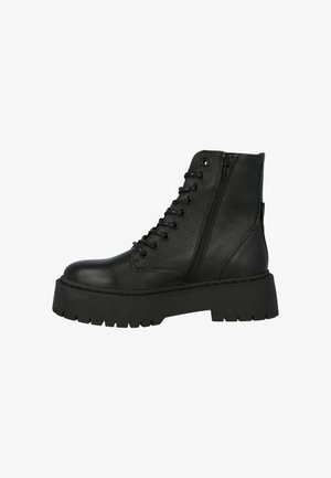 Stivali alla caviglia in pelle nera con chiusura a lacci e zip, caratterizzati da una suola platform spessa e una finitura testurizzata. Elementi di design classici in tutto.