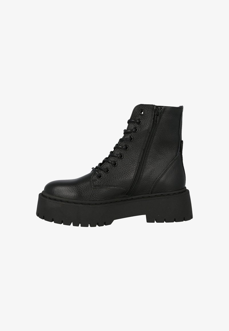 Botas de cuero negro hasta el tobillo con cierre de cordones y cremallera, con suela de plataforma gruesa y acabado texturizado. Elementos de diseño clásico en todo el calzado.