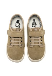 Scarpe perforate color cammello con una texture morbida, dotate di una fascia in velcro, lacci bicolore e una soletta stampata con un grafico del piede.