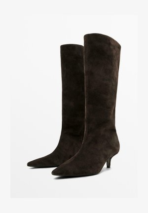 Mörkbruna mocka knähöga stövlar med spetsig tå och låg klack, med en slät och smidig yta samt en fitted design.