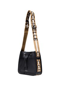 Borsa a secchiello nera in pelle con chiusura a coulisse, caratterizzata da una tracolla beige con scritte nere e una fibbia regolabile.