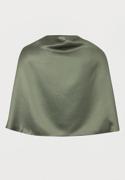 Ύφασμα σατέν σε ελιά πράσινο, απλωμένο ομαλά με απαλές πτυχώσεις, παρουσιάζεται σε απλό φόντο ανοιχτού γκρι χρώματος.