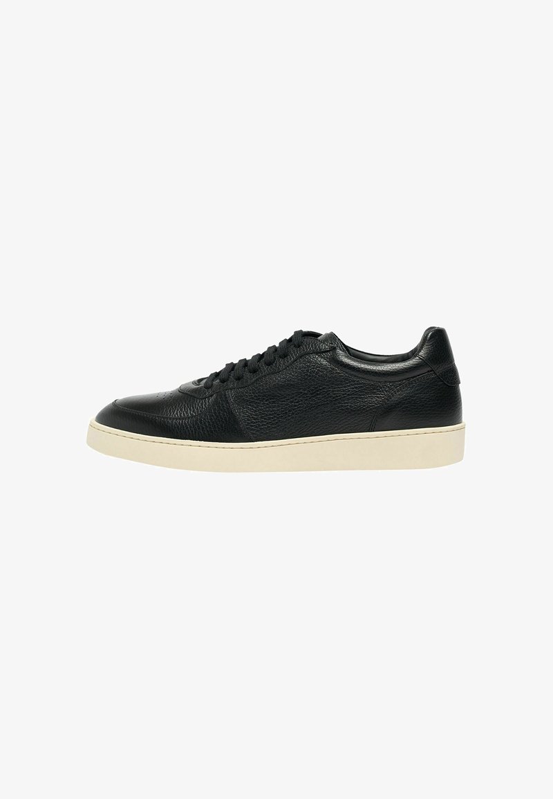Basket basse en cuir noir avec lacets noirs et semelle en caoutchouc blanche, vue de profil extérieur sur fond blanc.