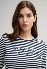 Maglietta a maniche lunghe a righe in blu navy e bianco con colletto rotondo, con testo ricamato "JOOP!" sul petto. Tessuto di cotone morbido.