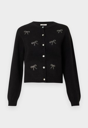 Sort cardigan med knapper og lange ærmer, der har seks små rhinsten-sløjfedesigns på forsiden.