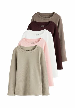 Fünf gerippte Langarm-Shirts mit Rundhalsausschnitt in neutralen Farbtönen: beige, rosa, weiß, braun und taupe, in einer gestapelten Anordnung übereinander. 