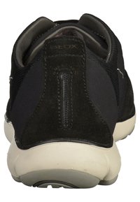 Sneaker nera che presenta una combinazione di materiali in camoscio e rete, un tacco arrotondato e una suola ammortizzata per il massimo comfort.