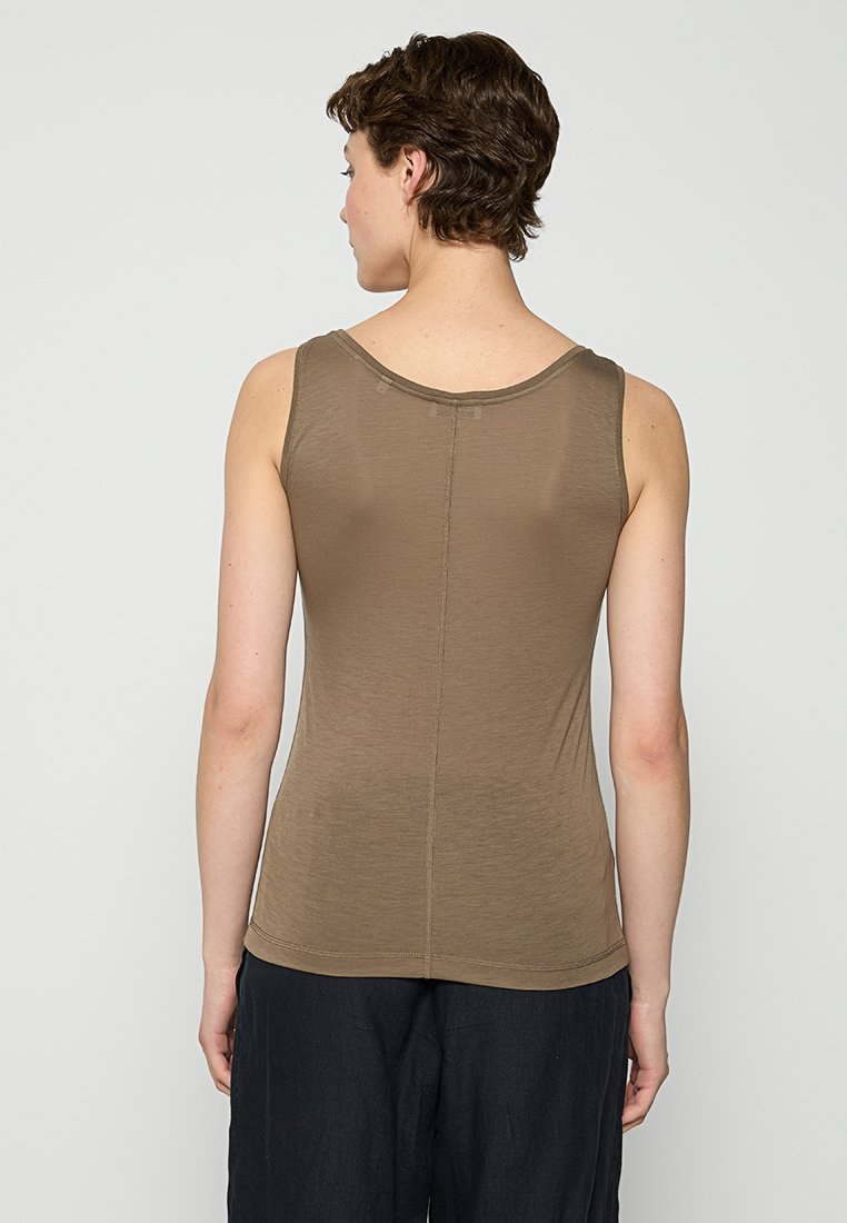Brązowa, bezrękawnikowa bluzka z okrągłym dekoltem, wykonana z gładkiego materiału. Posiada centralny szew z tyłu i dopasowany krój.