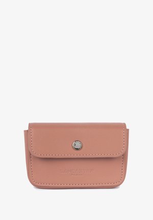 Portafoglio in pelle pesco con chiusura a pattina, bottone a pressione argentato, logo impresso e cuciture a contrasto lungo i bordi.