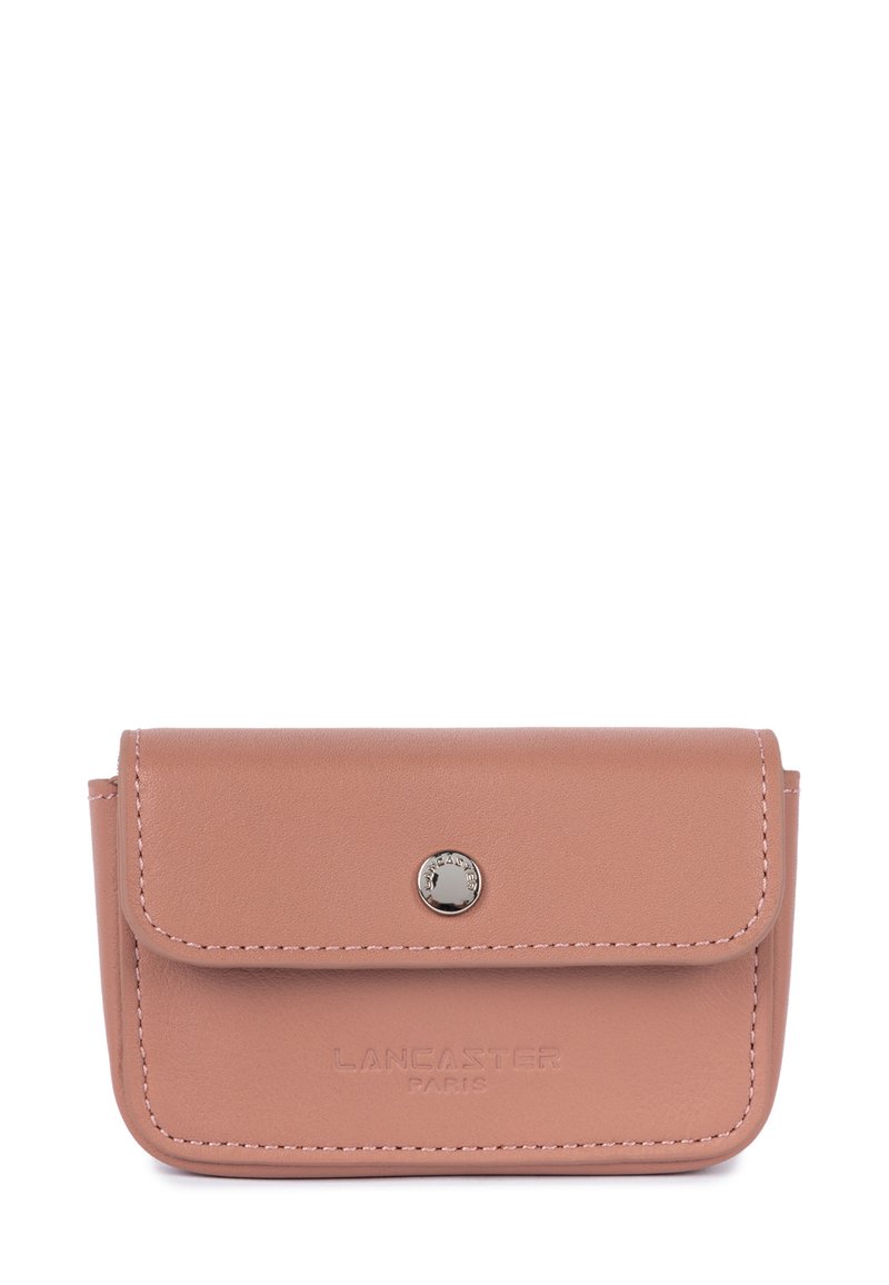 Portafoglio in pelle pesco con chiusura a pattina, bottone a pressione argentato, logo impresso e cuciture a contrasto lungo i bordi.