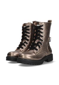 Metallic bronze ankelstøvler med sorte snørebånd, solid sort sål og lynlås på siden. Har kontrasterende tan-farvede accenter og logo detaljer.