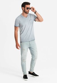 Ombre V-NECK WITH POCKET  - Jednoduché tričko - grey