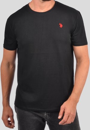Schwarzes Baumwoll-T-Shirt mit kurzen Ärmeln und rundem Ausschnitt. Verfügt über ein kleines rotes Logo auf der linken Brustseite. Glatte Textur.