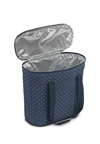 Bolsa térmica acolchada de lunares en color marino con un interior plateado, cierre de cremallera y dos asas robustas. Cuenta con un bolsillo lateral para almacenamiento adicional.