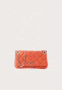 Sac à main orange matelassé en matériau synthétique, doté d'une bandoulière chaîne argentée et d'une décoration en forme d'ailes sur le devant.