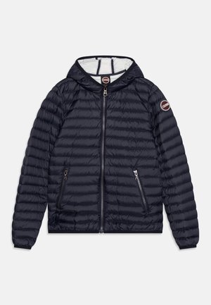 Veste matelassée à capuche bleu marine avec fermeture éclair frontale et poches latérales zippées, avec écussons du logo Colmar sur la poitrine et la manche gauche.