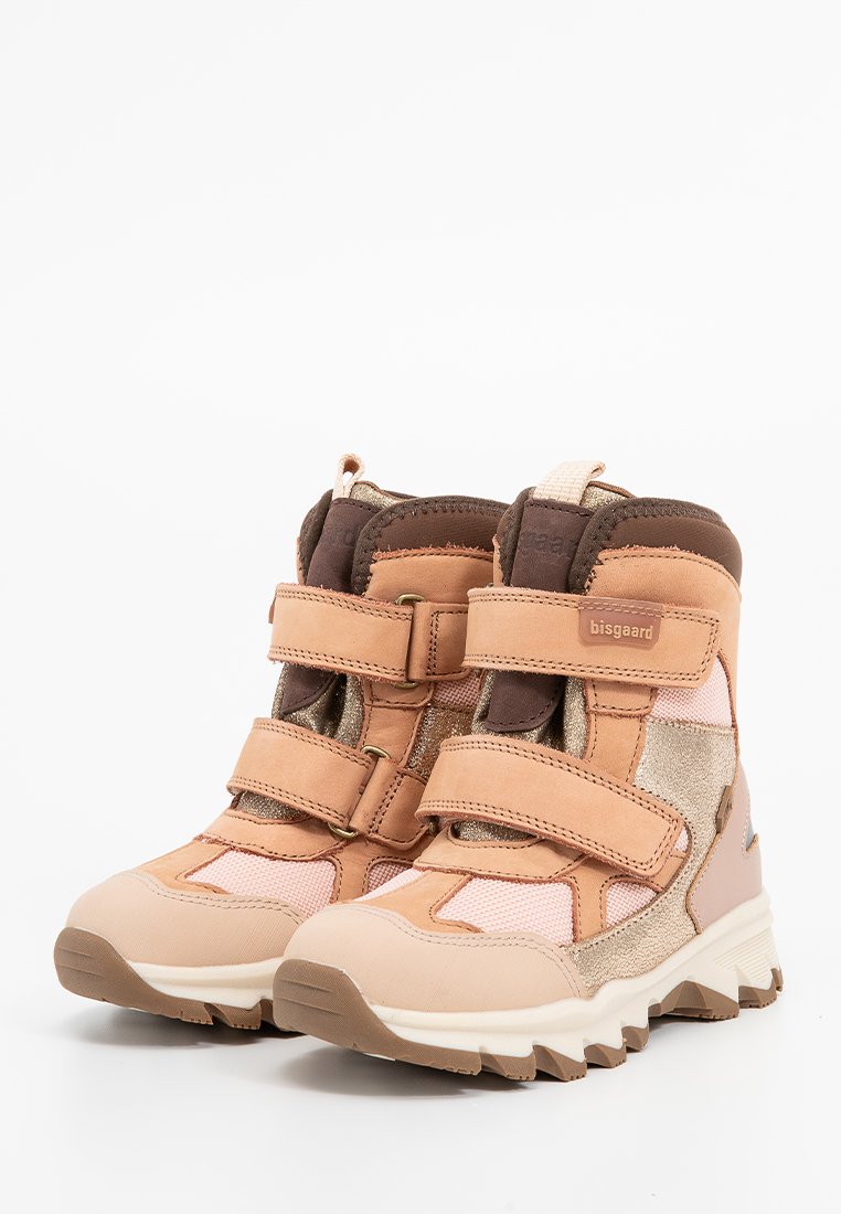 Beige, braune und pinke Kinderhochtop-Sneaker mit doppelten Klettverschlüssen und robusten weißen Sohlen für den Outdoor-Einsatz.