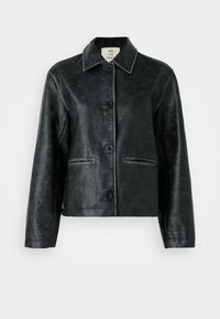 Svart skinnjakke med krage, forkantknapper og sidelommer. Materialet har en myk, teksturert finish.