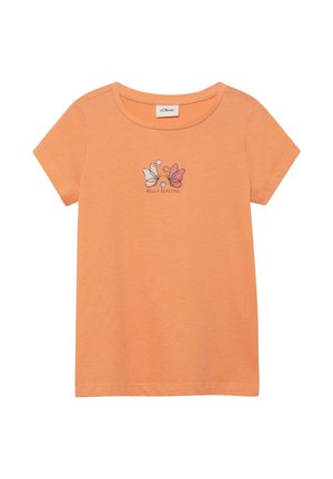 Pomarańczowa koszulka z krótkim rękawem i okrągłym dekoltem, zdobiona dwoma haftowanymi motylkami oraz małymi kwiatkami nad napisem „HELLO BEAUTIFUL”.