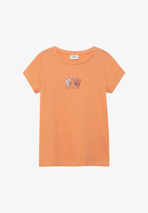 Oranje T-shirt met korte mouwen en ronde hals, met twee geborduurde vlinders en kleine bloemen boven de tekst "HELLO BEAUTIFUL."