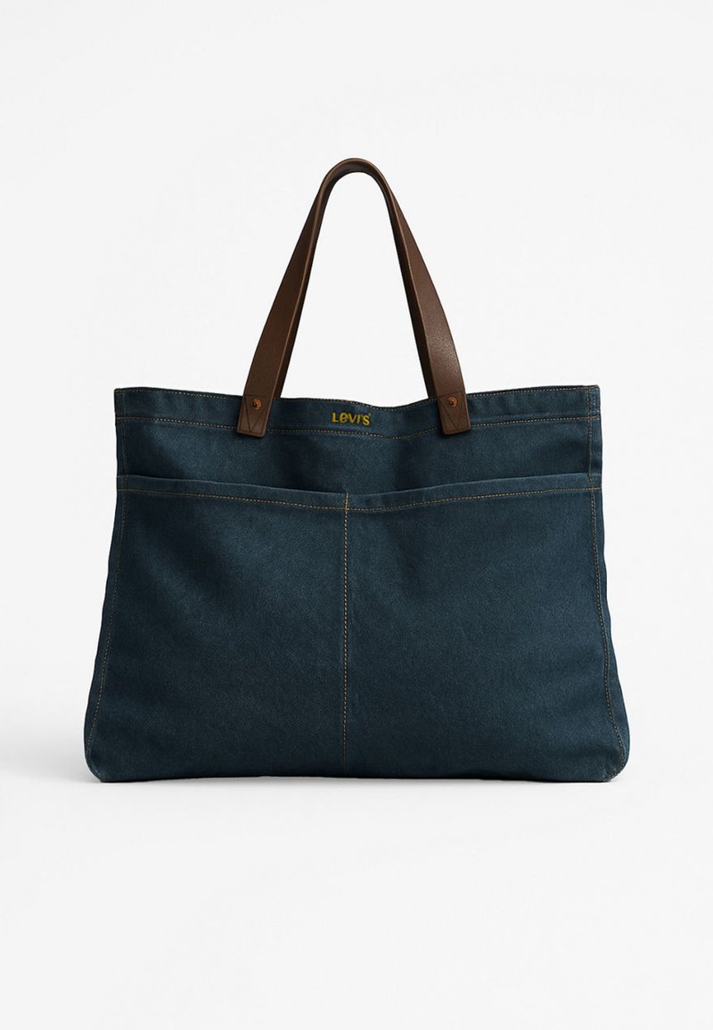 Dunkelblaue Canvas-Shopper-Tasche mit zwei Fronttaschen, braunen Ledergriffen und kleinem gelbem Levi's-Logo in der oberen Mitte.