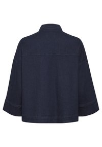 Giacca in denim blu scuro con maniche ampie e corte, dalla linea dritta e design minimalista. Presenta cuciture visibili e un colletto classico.
