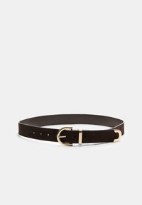 Cintura in camoscio marrone con fibbia in metallo color oro, caratterizzata da un design semplice, texture liscia e diversi fori di regolazione.