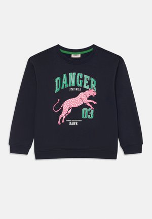 Navy blauwe sweatshirt met groene "DANGER" tekst, roze gevlekte luipaard illustratie, en witte zinnen "STAY WILD," "03," "RAWR" op de voorkant.