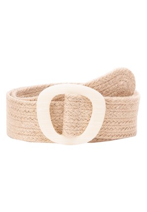 Beige geweven stoffen riem met een grote ovale crèmekleurige gesp, opgerold tegen een witte achtergrond.