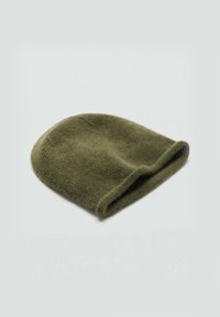 Gorro de punto verde oscuro con textura suave, que presenta un puño doblado y una parte superior redondeada, diseñado para brindar calor y comodidad.