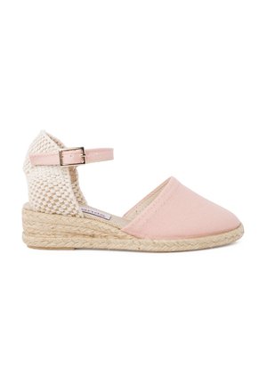 Lyserød lærreds espadrille kile med ankelrem og vævet beige hælkappe på hvid baggrund.