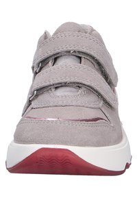 Graue Klettschuhe aus weichem Wildleder-Obermaterial, mit metallischen Akzenten, runder Zehenpartie und einer weißen Sohle mit rotem Gummimuster.