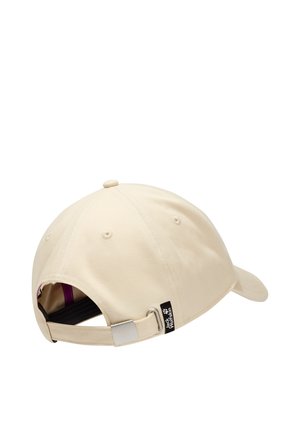 Casquette de baseball beige avec sangle réglable et boucle en métal, étiquette de marque visible à l'arrière, six œillets de ventilation et visière incurvée.