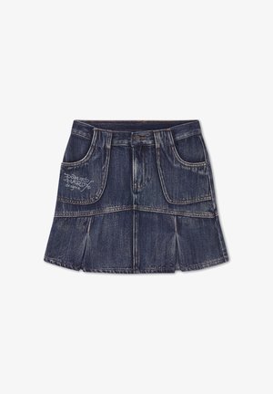 Denim mininederdel med forlommer, bæltestropper, knaplukning, syninger i folder og hvidt broderet tekst på venstre lomme.