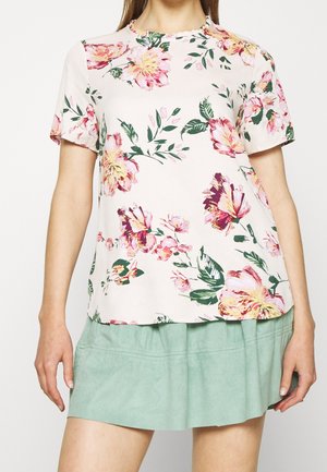Blusenshirt mit kurzen Ärmeln aus hellpinkem Stoff, verziert mit kräftigen gelben und pinken Blumen sowie grünen Blättern. Rundhalsausschnitt, lässige Passform.