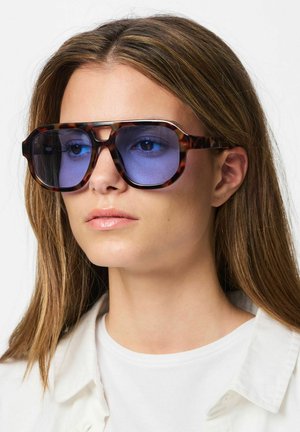 Pieces, SONNENBRILLE PCKARLA - Gafas de sol - black